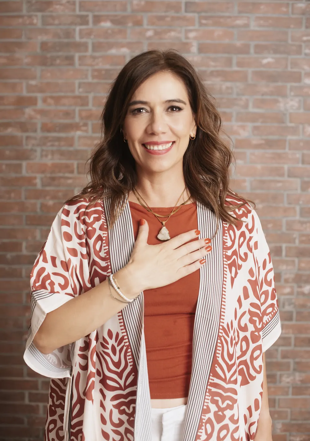 Cicialli Rivas con la mano en el corazón