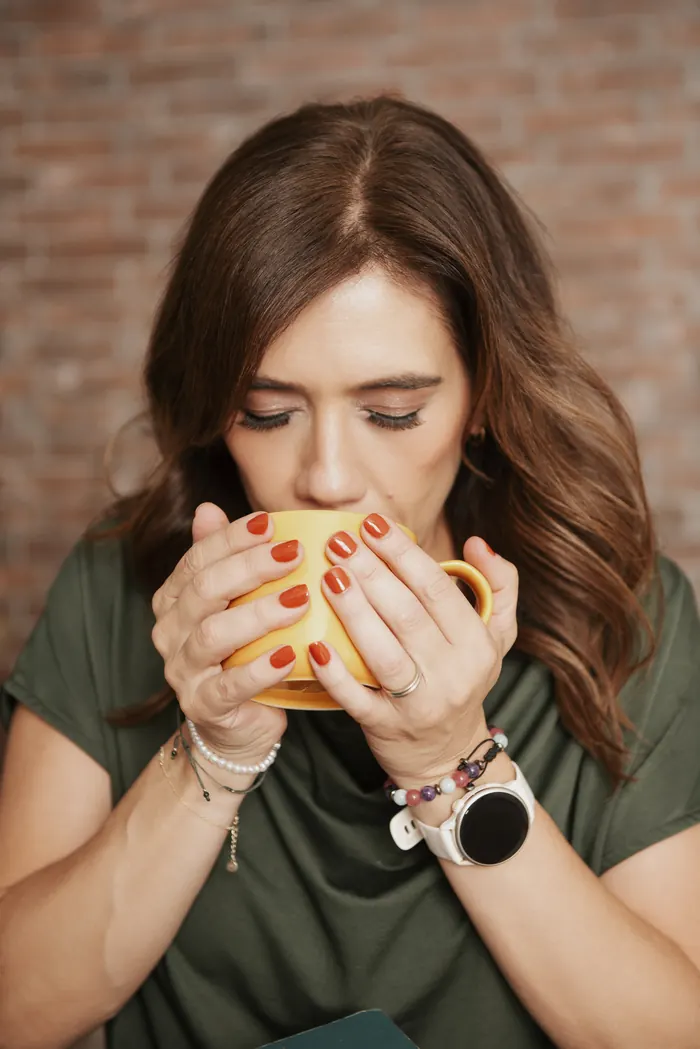 Cici tomando té con los ojos cerrados
