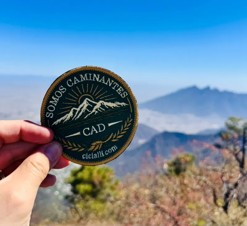 Parche Somos Caminantes CAD frente a la montaña