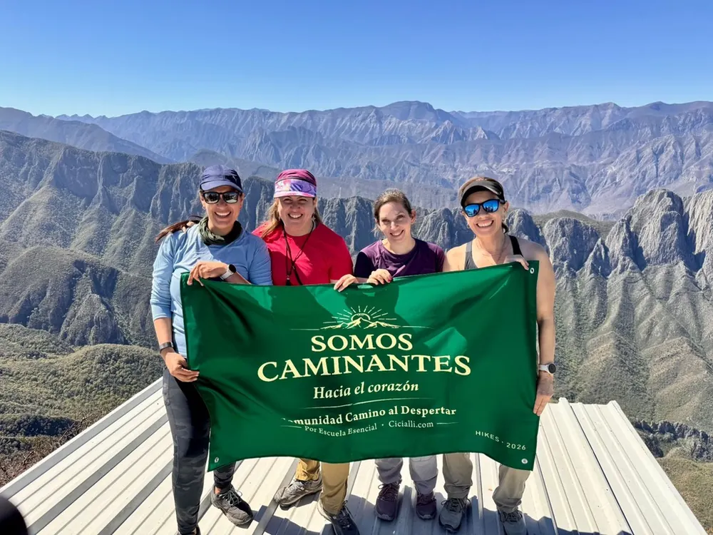 Caminantes con la bandera Somos Caminantes en la cima